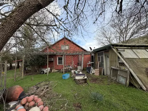 3800 Happy Valley Rd, Roseburg, OR 97471