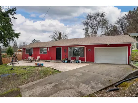 792 NE Meadow Ave, Roseburg, OR 97470