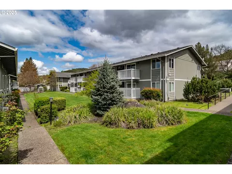 885 NE Sunset St #2, Roseburg, OR 97470