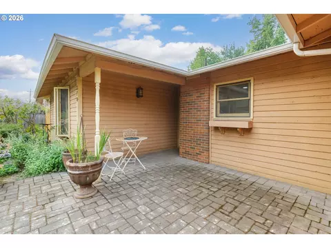 Exterior - 370 SW 4th St, Gresham, OR 97080 photo 1 of 8