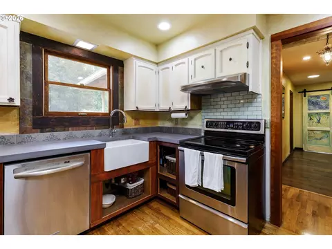 Kitchen - 370 SW 4th St, Gresham, OR 97080 photo 4 of 7