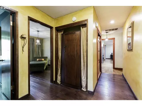 Entry Way - 370 SW 4th St, Gresham, OR 97080 photo 2 of 3