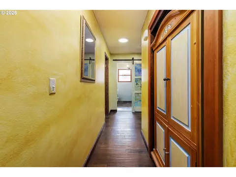 Entry Way - 370 SW 4th St, Gresham, OR 97080 photo 1 of 3