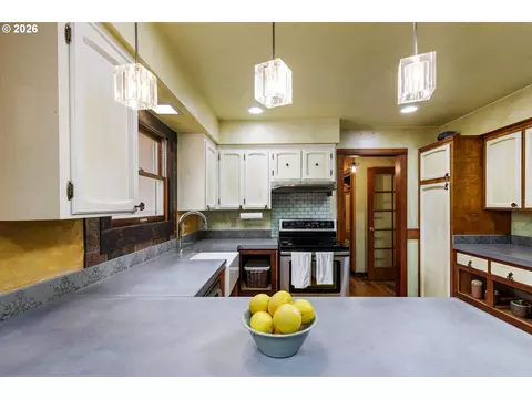 Kitchen - 370 SW 4th St, Gresham, OR 97080 photo 5 of 7