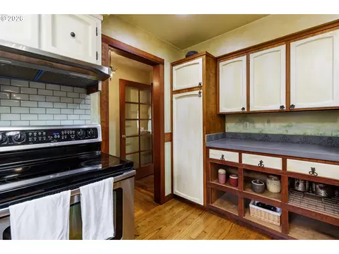 Kitchen - 370 SW 4th St, Gresham, OR 97080 photo 6 of 7