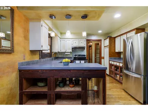 Kitchen - 370 SW 4th St, Gresham, OR 97080 photo 3 of 7