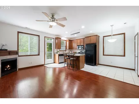 Living - 810 E 9th St, Newberg, OR 97132 photo 1 of 2