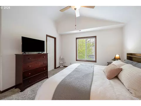 Bedroom - 810 E 9th St, Newberg, OR 97132 photo 1 of 6