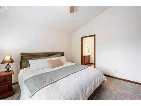 Bedroom - 810 E 9th St, Newberg, OR 97132 photo 3 of 6