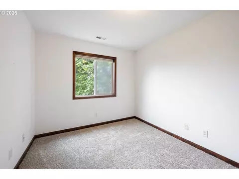 Bedroom - 810 E 9th St, Newberg, OR 97132 photo 6 of 6
