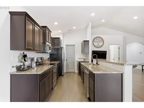 Kitchen - 5775 Donohoe Ave, Eugene, OR 97402 photo 3 of 6