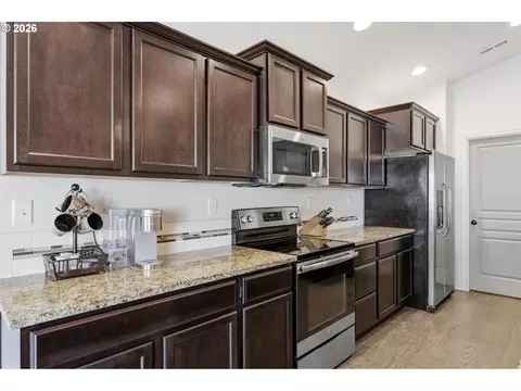 Kitchen - 5775 Donohoe Ave, Eugene, OR 97402 photo 4 of 6