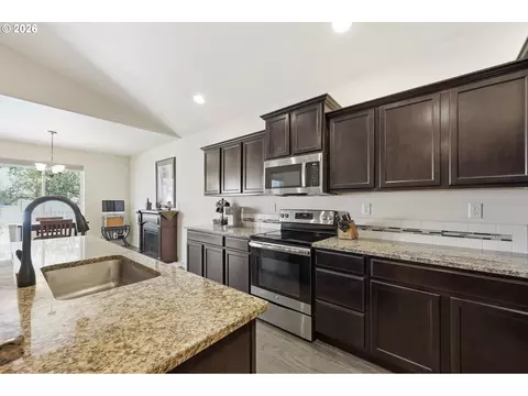 Kitchen - 5775 Donohoe Ave, Eugene, OR 97402 photo 5 of 6