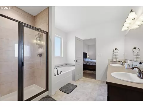 Bath - 5775 Donohoe Ave, Eugene, OR 97402 photo 2 of 4