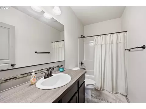 Bath - 5775 Donohoe Ave, Eugene, OR 97402 photo 4 of 4