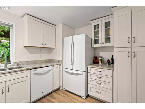 Kitchen - 2625 Woodstone Pl, Eugene, OR 97405 photo 3 of 3
