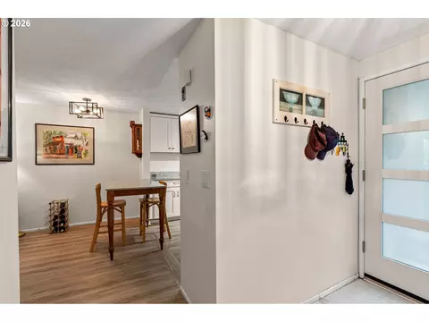 Entry Way - 2625 Woodstone Pl, Eugene, OR 97405 photo 2 of 3