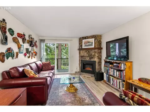 Living - 2625 Woodstone Pl, Eugene, OR 97405 photo 2 of 3