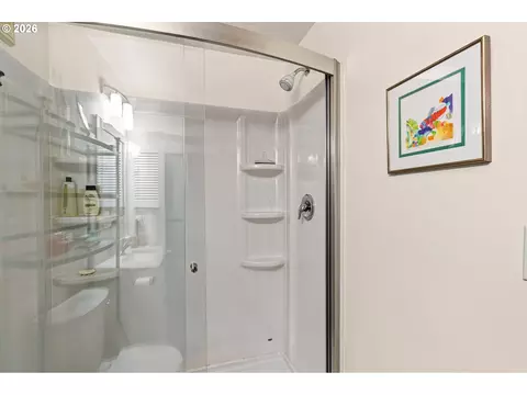 Bath - 2625 Woodstone Pl, Eugene, OR 97405 photo 2 of 3