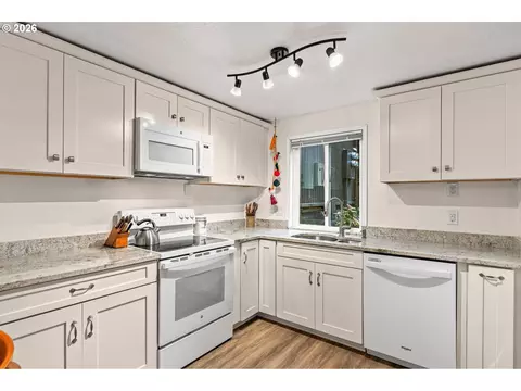 Kitchen - 2625 Woodstone Pl, Eugene, OR 97405 photo 2 of 3