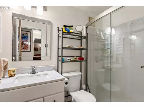 Bath - 2625 Woodstone Pl, Eugene, OR 97405 photo 1 of 3