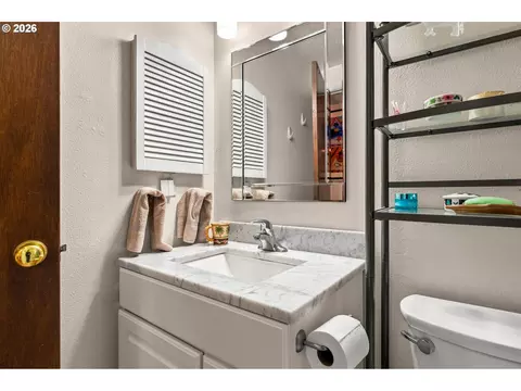 Bath - 2625 Woodstone Pl, Eugene, OR 97405 photo 3 of 3