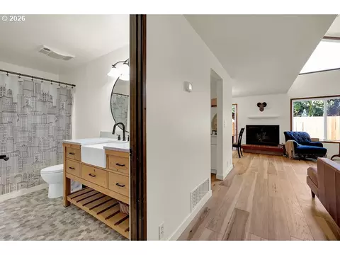 Entry Way - 2700 Harlow Rd, Eugene, OR 97401 photo 2 of 4