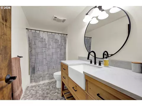 Bath - 2700 Harlow Rd, Eugene, OR 97401 photo 1 of 2