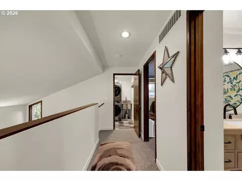 Entry Way - 2700 Harlow Rd, Eugene, OR 97401 photo 4 of 4