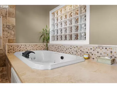 Bath - 642 SE 38th Dr, Gresham, OR 97080 photo 2 of 8