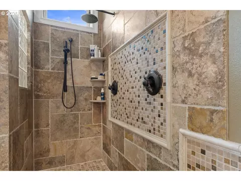 Bath - 642 SE 38th Dr, Gresham, OR 97080 photo 3 of 8