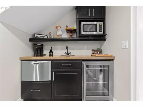 Kitchen - 642 SE 38th Dr, Gresham, OR 97080 photo 6 of 7