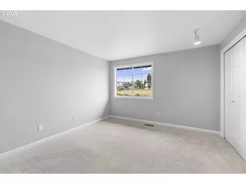 Bedroom - 2607 SW Pleasant View Dr, Gresham, OR 97080 photo 3 of 6