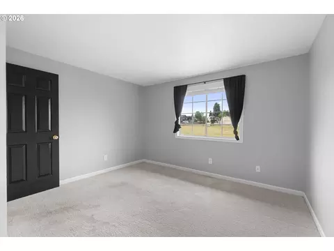 Bedroom - 2607 SW Pleasant View Dr, Gresham, OR 97080 photo 2 of 6