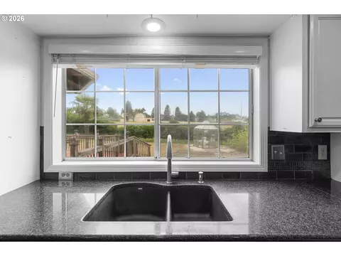 Kitchen - 2607 SW Pleasant View Dr, Gresham, OR 97080 photo 3 of 5
