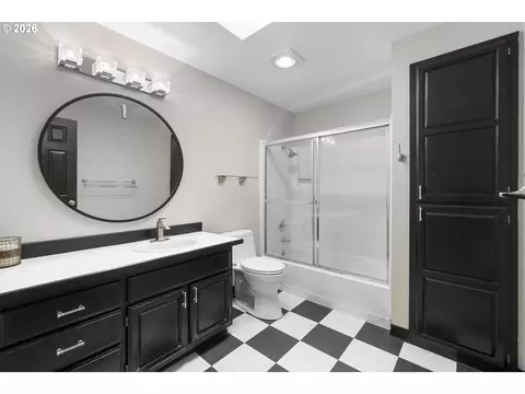 Bath - 2607 SW Pleasant View Dr, Gresham, OR 97080 photo 2 of 4