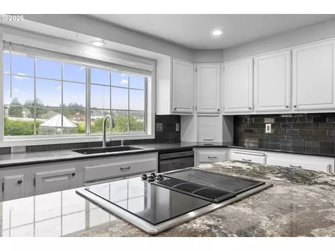 Kitchen - 2607 SW Pleasant View Dr, Gresham, OR 97080 photo 5 of 5