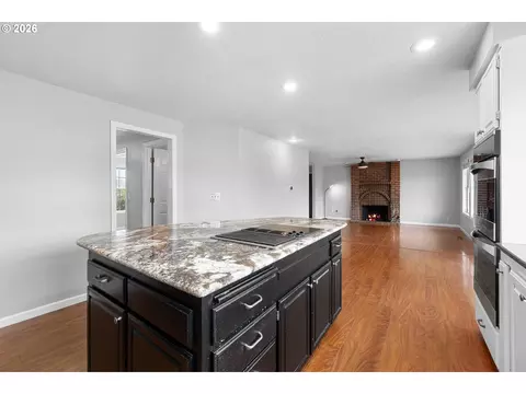 Kitchen - 2607 SW Pleasant View Dr, Gresham, OR 97080 photo 2 of 5