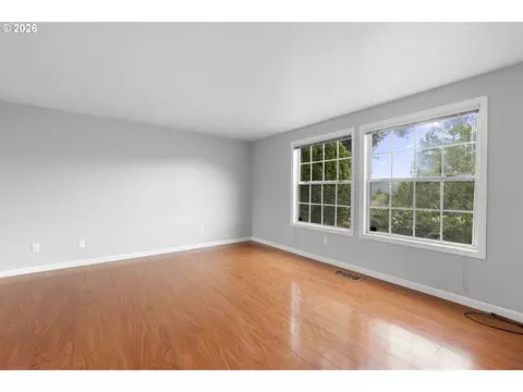Living - 2607 SW Pleasant View Dr, Gresham, OR 97080 photo 2 of 7