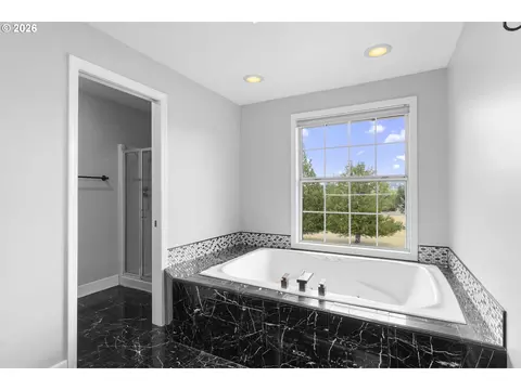 Bath - 2607 SW Pleasant View Dr, Gresham, OR 97080 photo 3 of 4