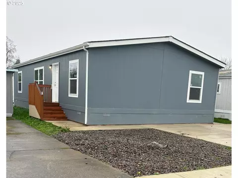 1025 S 6th St #78, Harrisburg, OR 97446