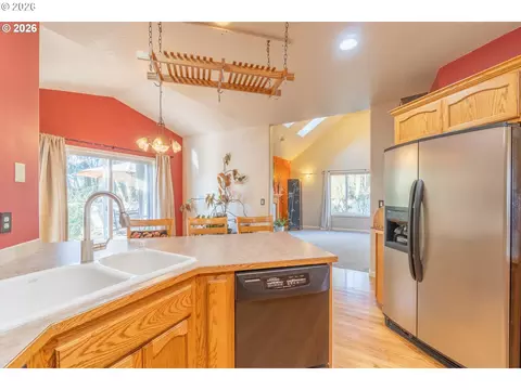 Kitchen - 4366 Berry Ln, Eugene, OR 97404 photo 6 of 7