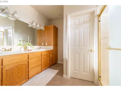 Bath - 4366 Berry Ln, Eugene, OR 97404 photo 1 of 3