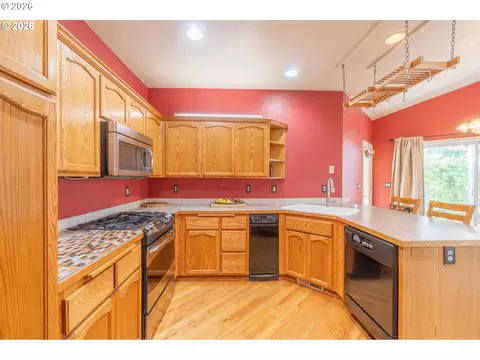 Kitchen - 4366 Berry Ln, Eugene, OR 97404 photo 4 of 7