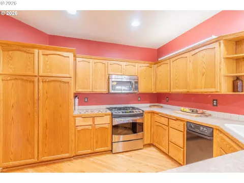 Kitchen - 4366 Berry Ln, Eugene, OR 97404 photo 7 of 7