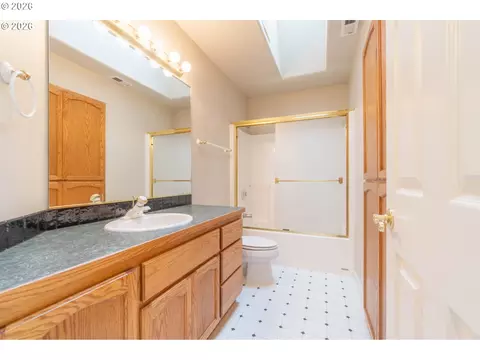 Bath - 4366 Berry Ln, Eugene, OR 97404 photo 3 of 3