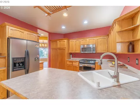 Kitchen - 4366 Berry Ln, Eugene, OR 97404 photo 3 of 7