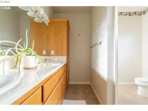 Bath - 4366 Berry Ln, Eugene, OR 97404 photo 2 of 3