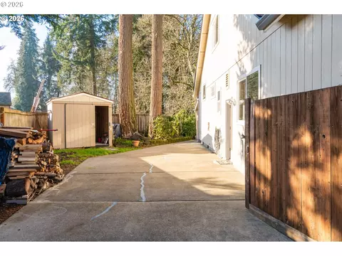 Exterior - 4366 Berry Ln, Eugene, OR 97404 photo 7 of 13