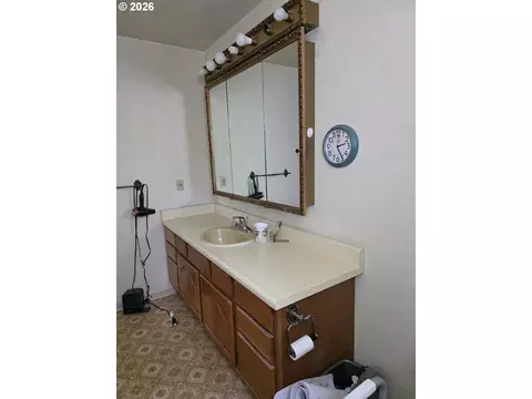 Bath - 1653 Ardendale Ln, Eugene, OR 97405 photo 3 of 3